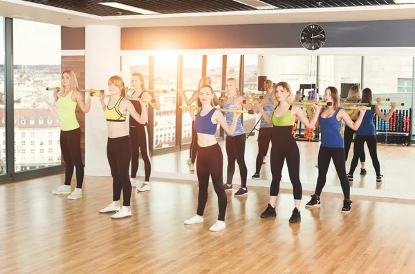 Grupo de mujeres jóvenes en la clase de fitness — Foto de Stock