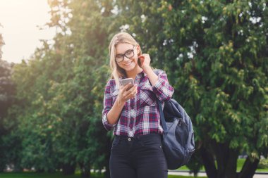 Öğrenci kız cep telefonu açık havada ile ayakta