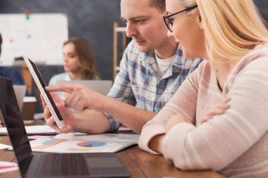 İş ortakları modern ofis iş