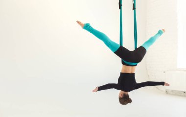 Beyaz arka plan üzerinde sinek yoga uygulamak kadın