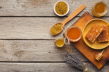 Ahşap tabakta bal türleri