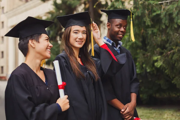 Gruppe multiethnischer Studenten am Abschlusstag — Stockfoto