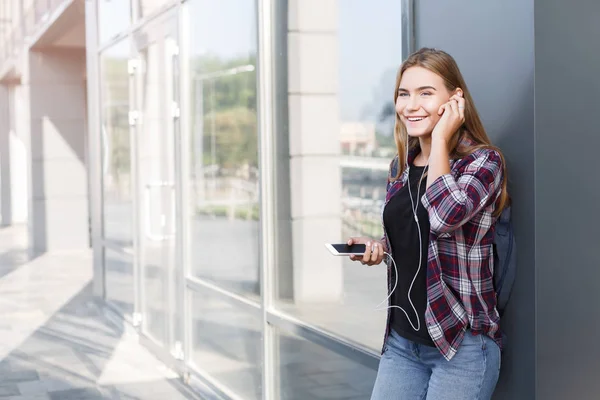 Boldog fiatal nő használ smartphone szabadban — Stock Fotó