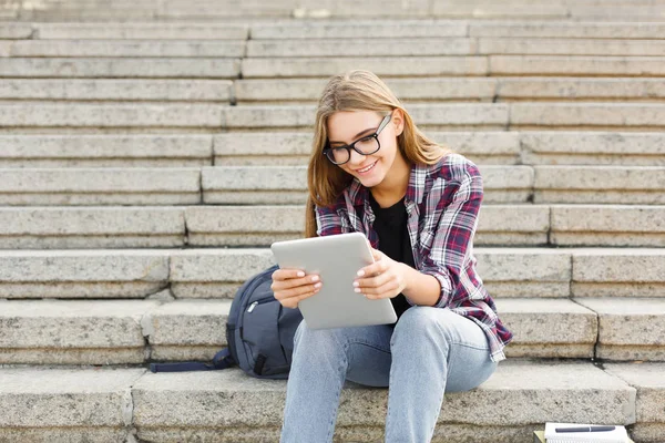 Mutlu genç kadın dijital tablet açık havada kullanma — Stok fotoğraf