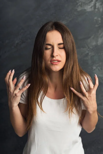 Retrato de mujer estresada emocional sobre fondo oscuro — Foto de Stock