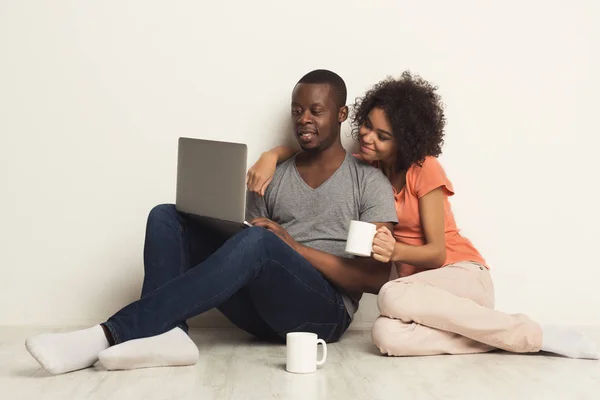 Heureux couple afro-américain faisant du shopping en ligne — Photo