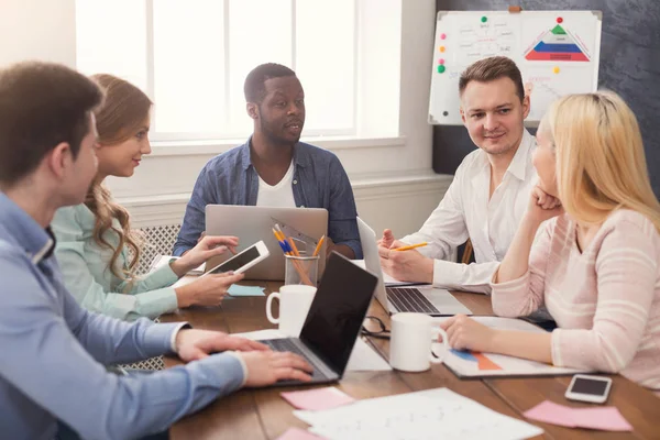 Reunión de negocios. Equipo multiétnico en el cargo — Foto de Stock