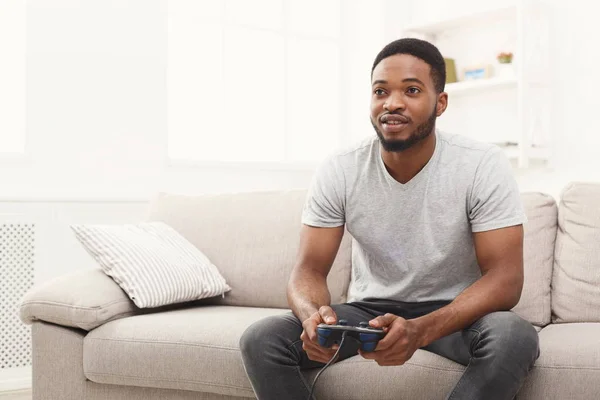 Feliz joven afroamericano en casa jugando videojuegos — Foto de Stock