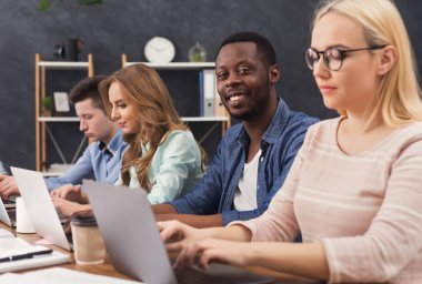 Yazılım geliştirme şirketi çalışan programcılar