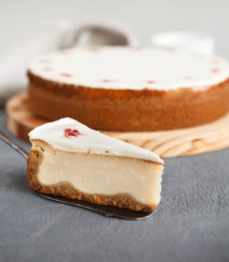 New York cheesecake koyu arka plan üzerinde