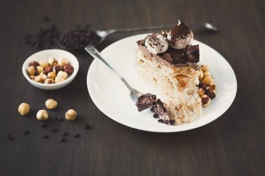 Fındık ve buttercream ile beze pasta