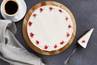 New York cheesecake koyu arka plan üzerinde