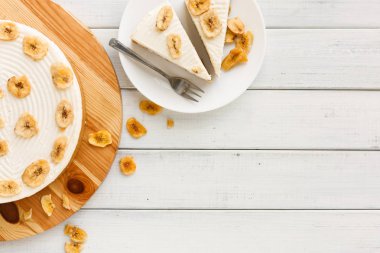 Masasındaki lezzetli muz pasta