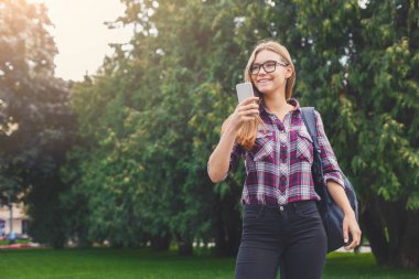 Öğrenci kız cep telefonu açık havada ile ayakta