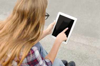 Tanınmayan kadın dijital tablet açık havada kullanma