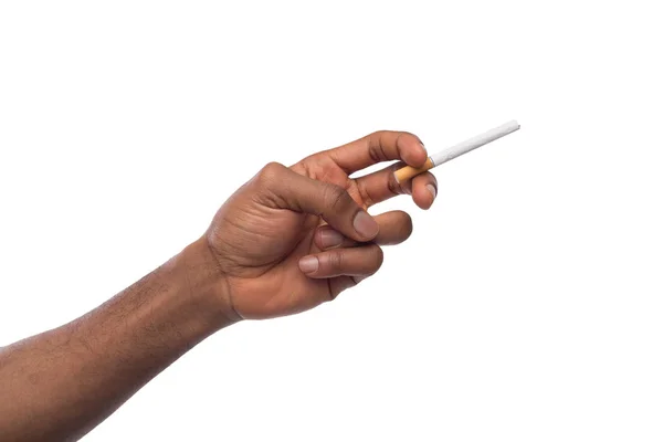 Mano masculina negra sosteniendo un cigarrillo — Foto de Stock