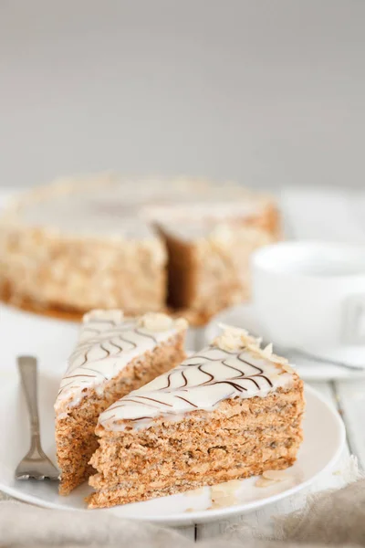 Эстерхази торт нарезанный на белой тарелке — стоковое фото