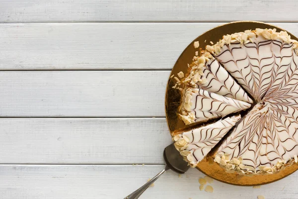 Эстерхази торт нарезанный на белой тарелке вид сверху — стоковое фото