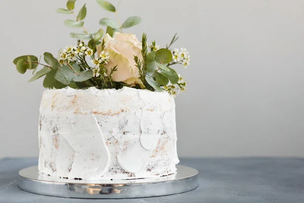 Pastel de boda cremoso blanco con espacio de copia de rosas — Foto de Stock