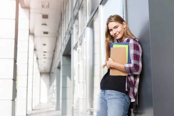 Estudiante chica con libros sobre fondo universitario — Foto de Stock