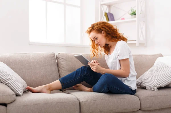 Desfrutando de tempo livre em casa. Menina pensativa com tablet — Fotografia de Stock