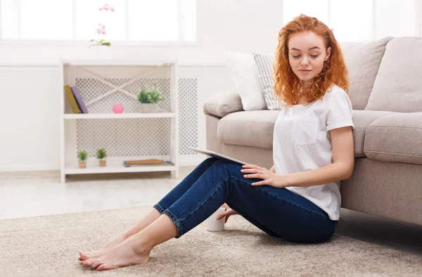 Dalgın kız yere tablet kullanma