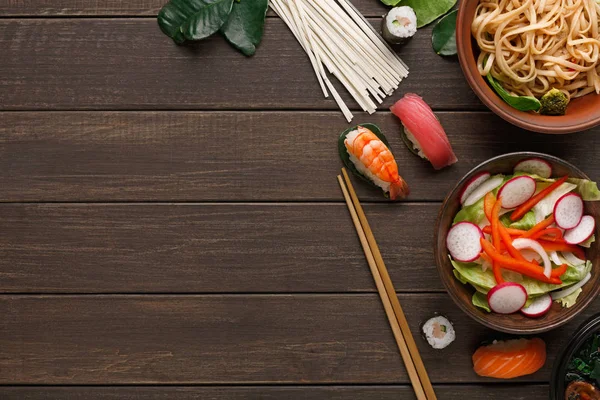 Soğan, biber ve ahşap arka plan üzerinde turp salatası