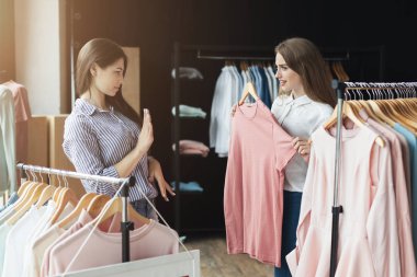Shop giysiler seçmek iki kız