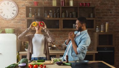 Yemek ve mutfakta eğlenerek mutlu siyah çift