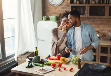 Sevgi dolu siyah çift yemek hazırlama