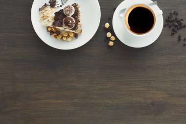 Fındık ve buttercream ile beze pasta