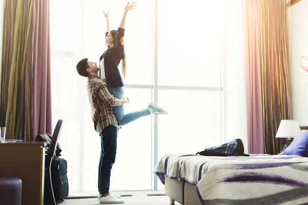 Šťastný, milující pár v hotelovém pokoji — Stock fotografie