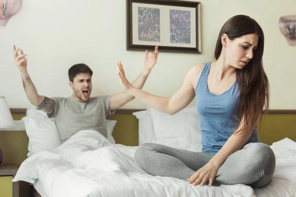 Retrato de marido e mulher discutindo uns com os outros — Fotografia de Stock