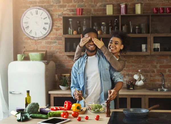 Mujer feliz cubriendo los ojos del marido en la cocina — Foto de Stock