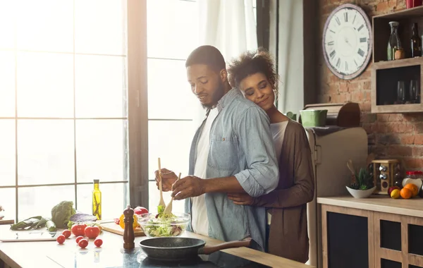 Amante esposa negra y marido preparando la cena en la cocina — Foto de Stock