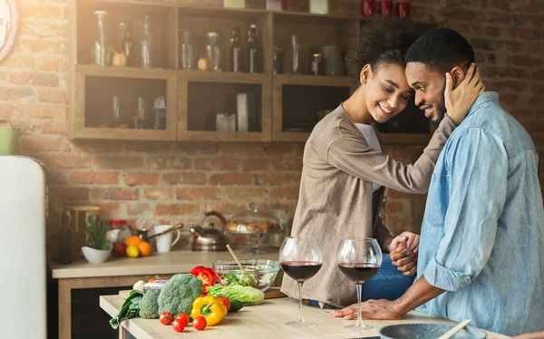 Amatissima coppia afro-americana che beve vino in cucina . — Foto Stock