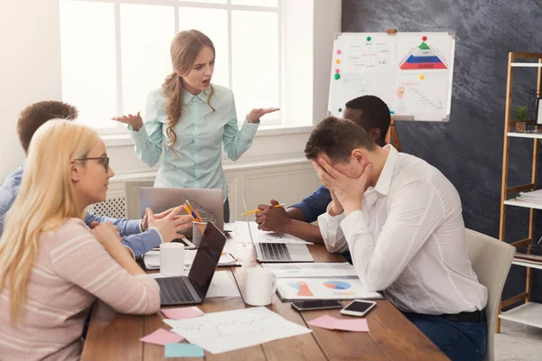 Reunión de negocios. Equipo joven en oficina moderna — Foto de Stock