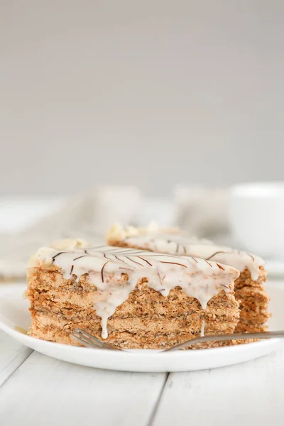 Pastel de Esterhazy cortado en rodajas en plato blanco — Foto de Stock