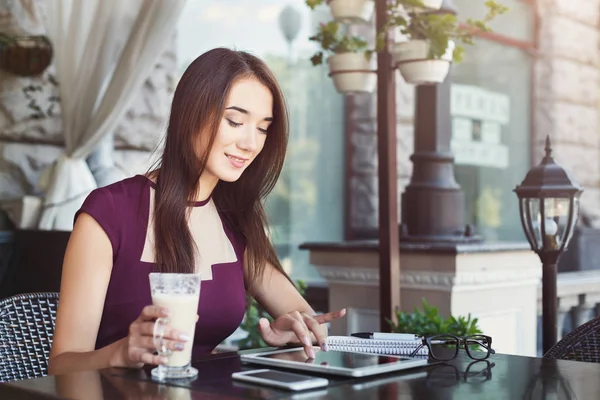 Açık havada laptop ile çalışan genç iş kadını