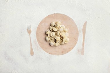 Siluet masada cihazların un ile kaplı