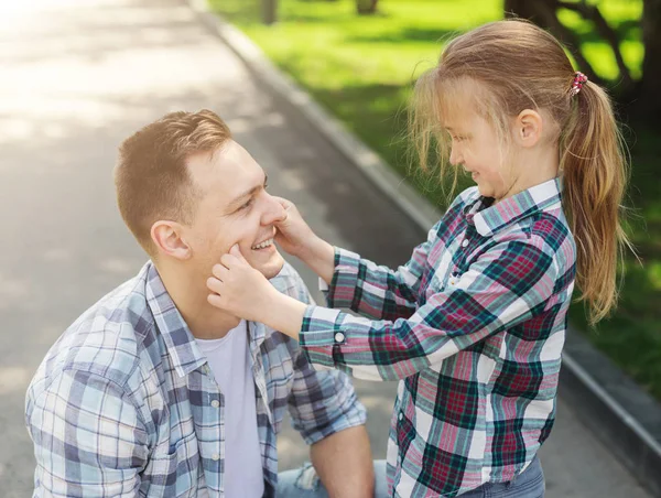 Liefdevolle vader en dochter omarmen — Stockfoto