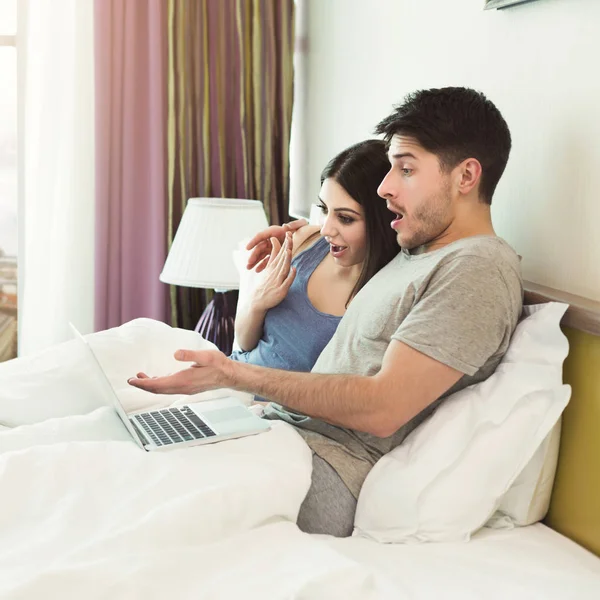 Casal feliz assistindo filme no laptop na cama — Fotografia de Stock