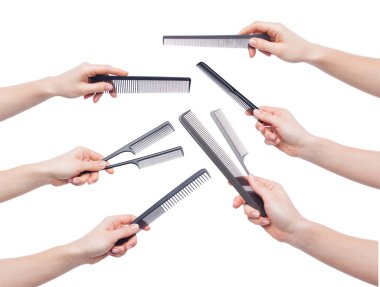 Çeşitli taraklar üzerinde beyaz izole tutan eller