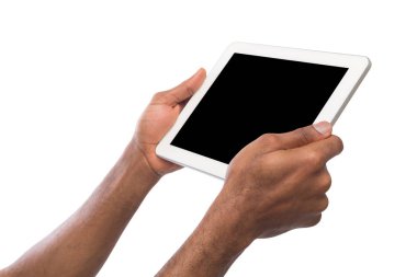 Siyah adam beyaz arka plan üzerinde izole dijital tablet holding