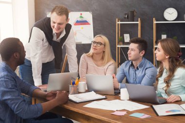 Genç takım projesinde modern ofis tartışıyor