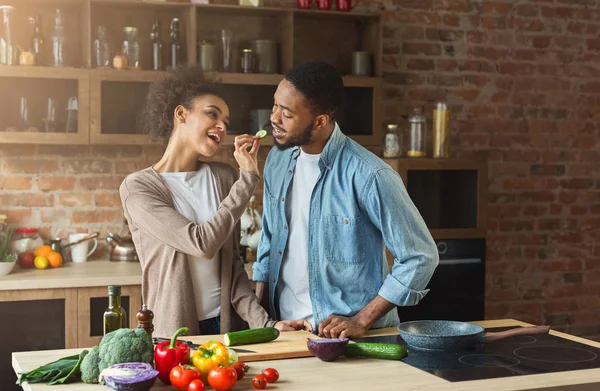 Glückliches afrikanisch-amerikanisches Paar bereitet Abendessen zu — Stockfoto