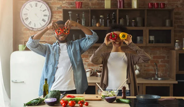 Mutlu siyah çift mutfakta eğleniyor