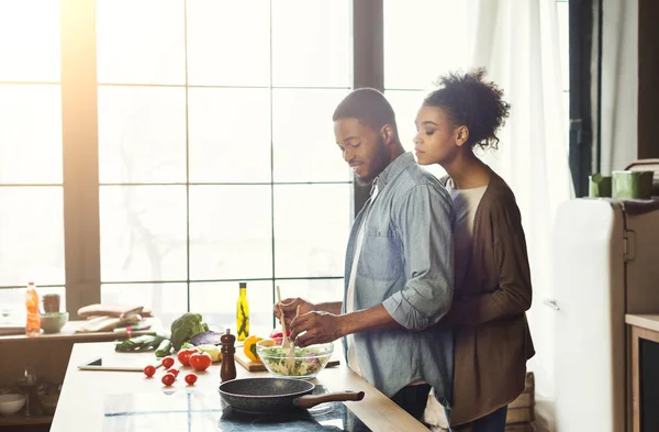 Amante pareja afroamericana cocinando en la cocina loft — Foto de Stock