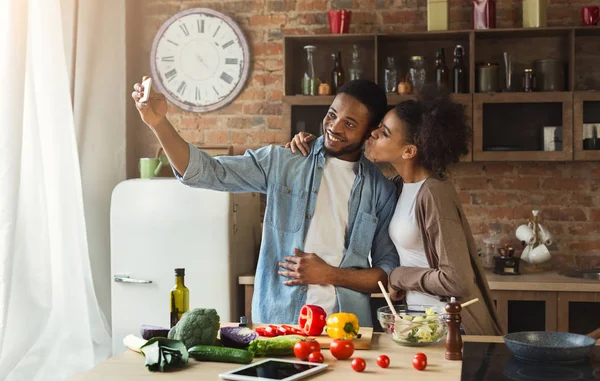 Mutlu Afrikalı-Amerikalı çift alma selfie ile smartphone mutfak at