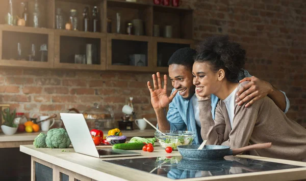 Pareja negra usando laptop y saludo en cocina — Foto de Stock